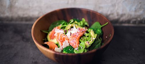 Ricetta veloce: insalata Keto di salmone e avocado