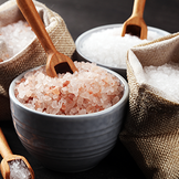 Diversi tipi di sale da tavola e miscele di sale alternative